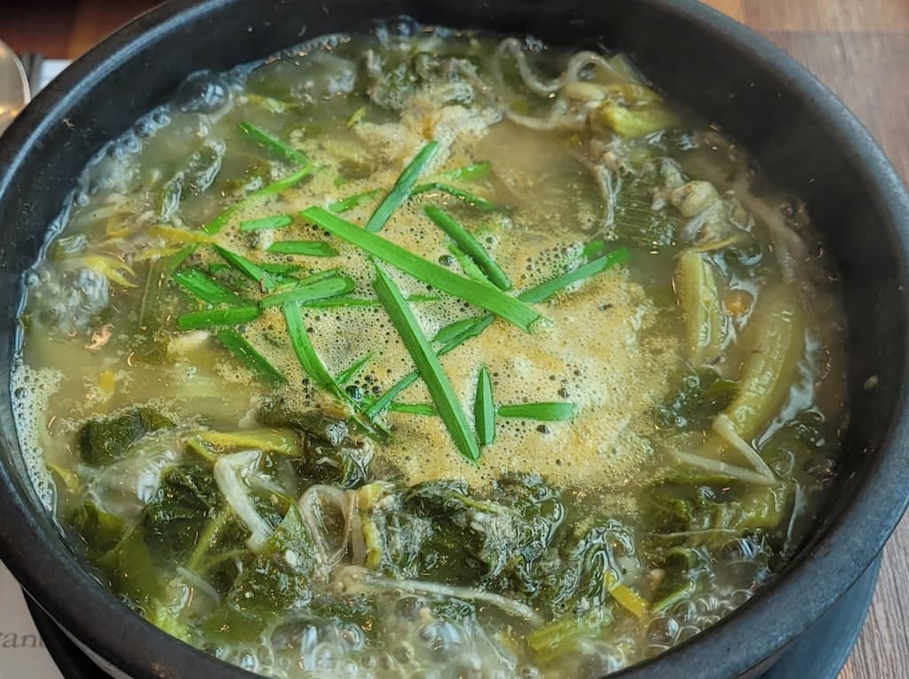 뚝배기 안 보글거리는 시래기국, 푸른 채소와 부추 듬뿍