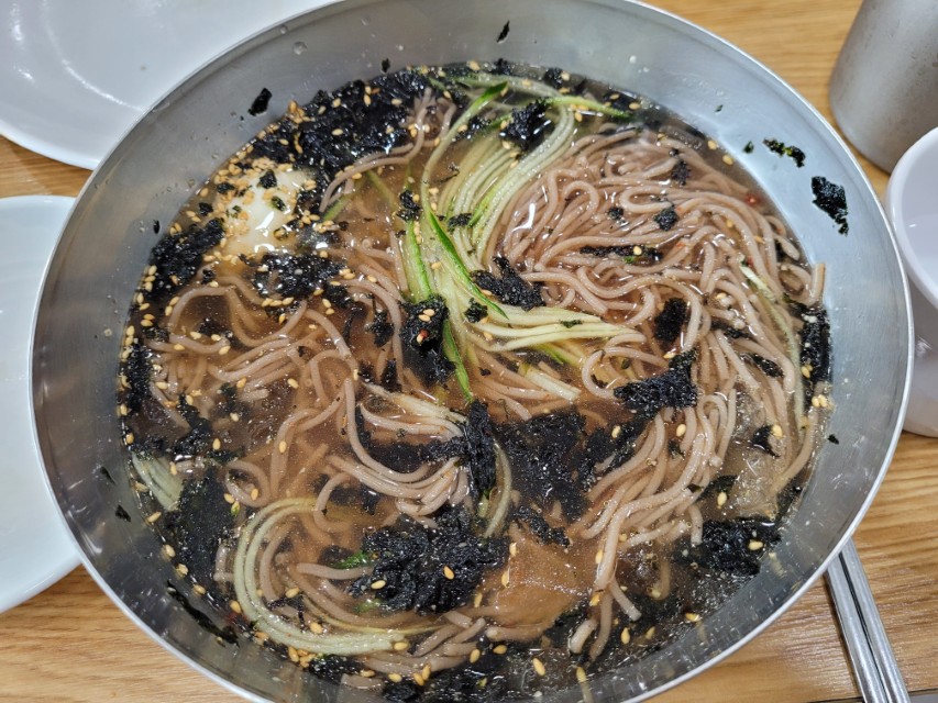 스테인리스 그릇 냉메밀국수, 김, 오이채, 깨 고명