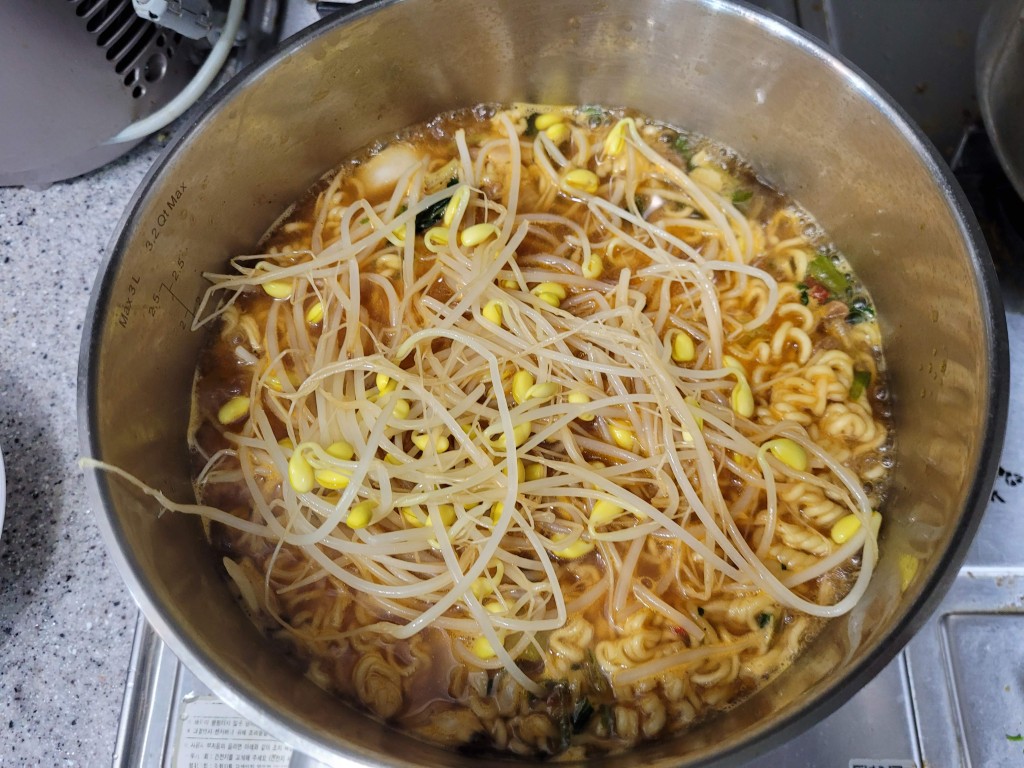 보글보글 끓는 냄비 라면, 신선한 콩나물 듬뿍