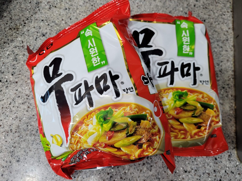 시원한 무파마 라면 두 봉지, 빨강 흰색 포장 주방 조리대