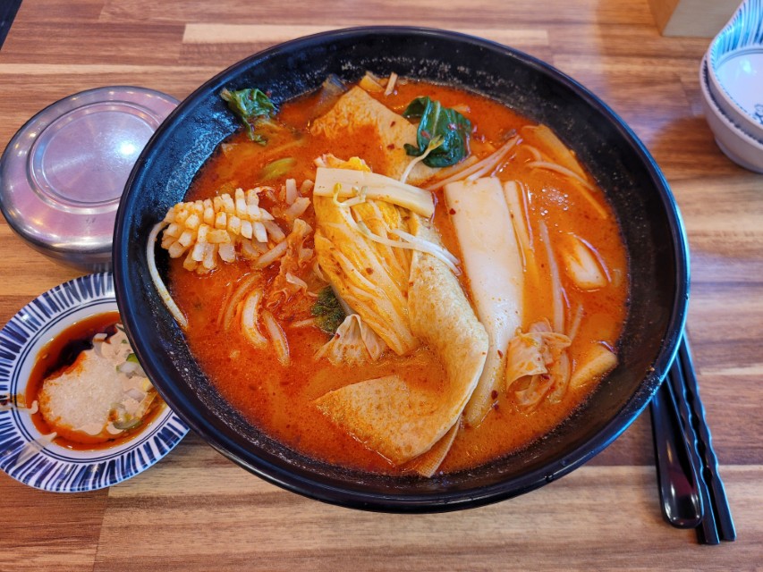 매콤한 마라탕, 오징어, 배추, 어묵, 면, 붉은 국물