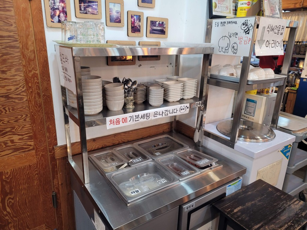 식당 셀프 반찬 코너, 다양한 밑반찬, 깨끗한 식기류