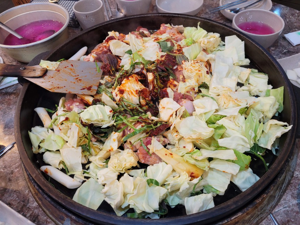 조리 전 닭갈비, 닭고기, 양배추, 떡, 고추장 양념, 철판.