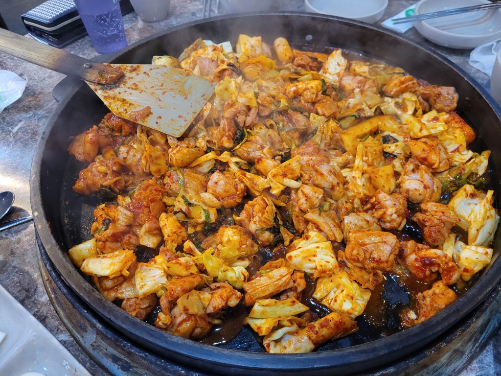 매콤한 양념 닭갈비, 양배추, 떡 철판 위 뜨겁게 볶는 중