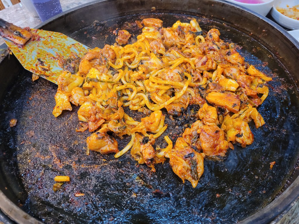 매콤한 양념 닭갈비, 우동면, 뜨거운 대형 철판 주걱