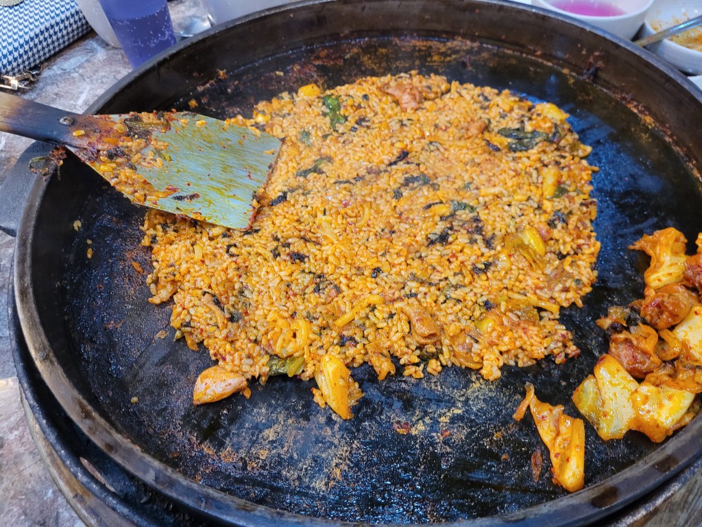 철판 매콤 볶음밥, 뒤집개로 섞는 과정, 옆 구운 곱창