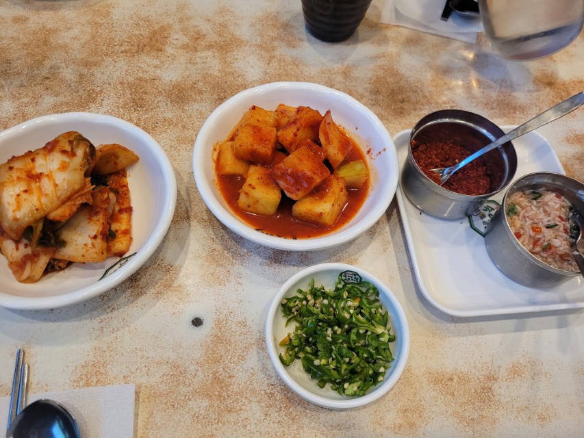 배추김치, 깍두기, 다진 고추, 고춧가루, 새우젓 반찬