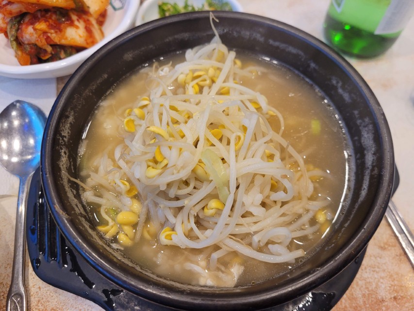 뚝배기 콩나물국, 김치 곁들인 따뜻한 한식 식사