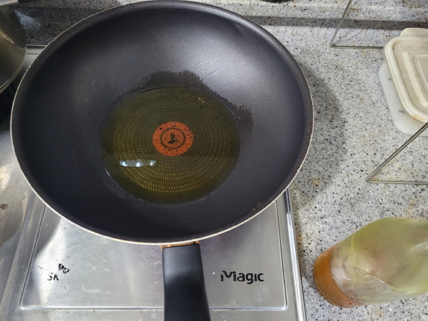 검은 프라이팬 식용유 가열, 주방 인덕션 레인지 위