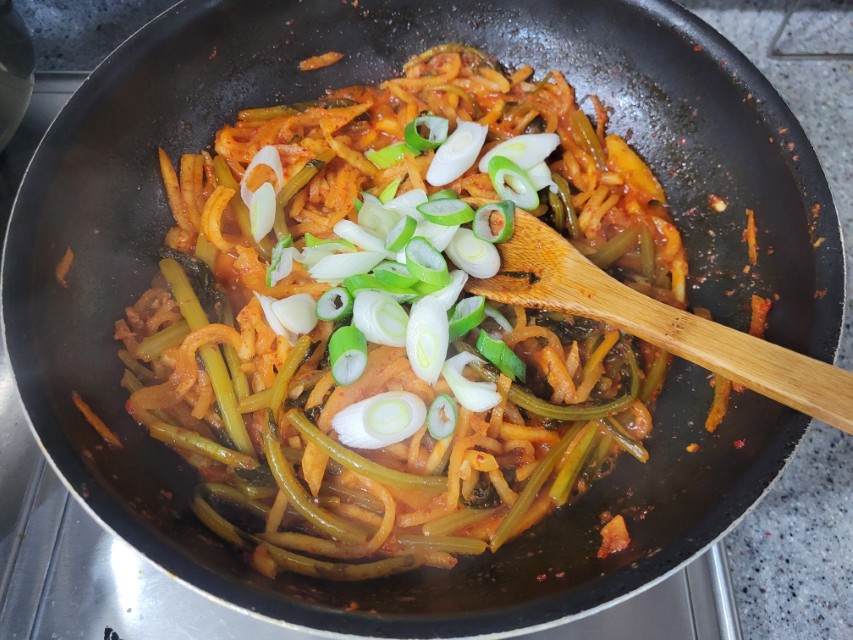 매콤한 무청 시래기 무 조림 팬, 송송 썬 대파