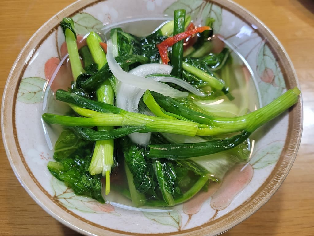초록 파김치, 흰 양파, 붉은 고추, 맑은 국물, 꽃무늬 그릇