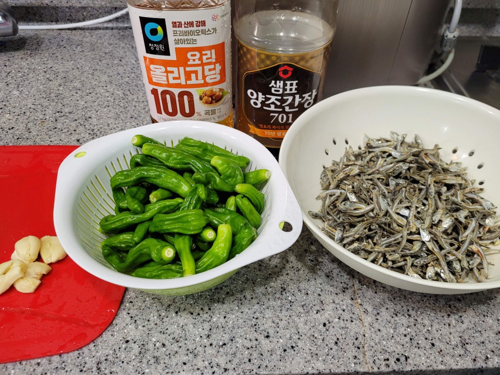 꽈리고추, 잔멸치, 마늘, 간장, 올리고당 요리 재료.