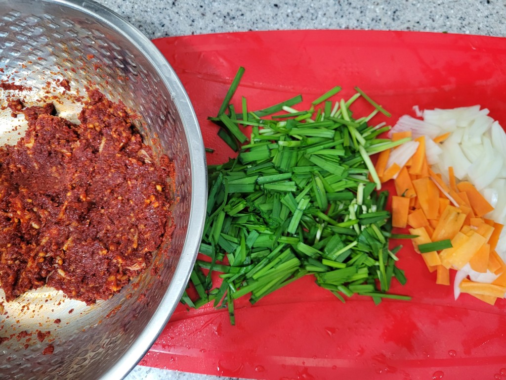 스테인리스 볼 김치 양념, 빨간 도마 부추, 당근, 양파