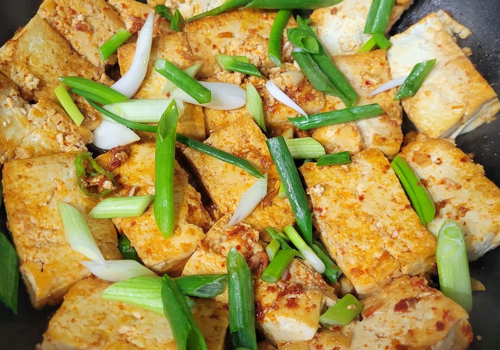 매콤한 양념 두부구이, 대파 곁들인 한식 반찬