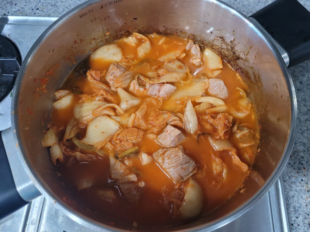 큰 냄비 가득 끓고 있는 얼큰한 돼지고기 김치찌개
