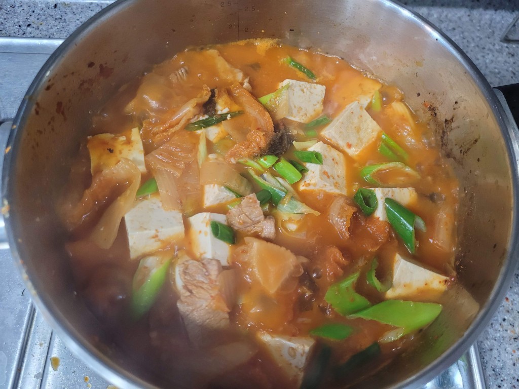 냄비 안 끓는 얼큰한 김치찌개, 두부, 돼지고기, 김치, 파