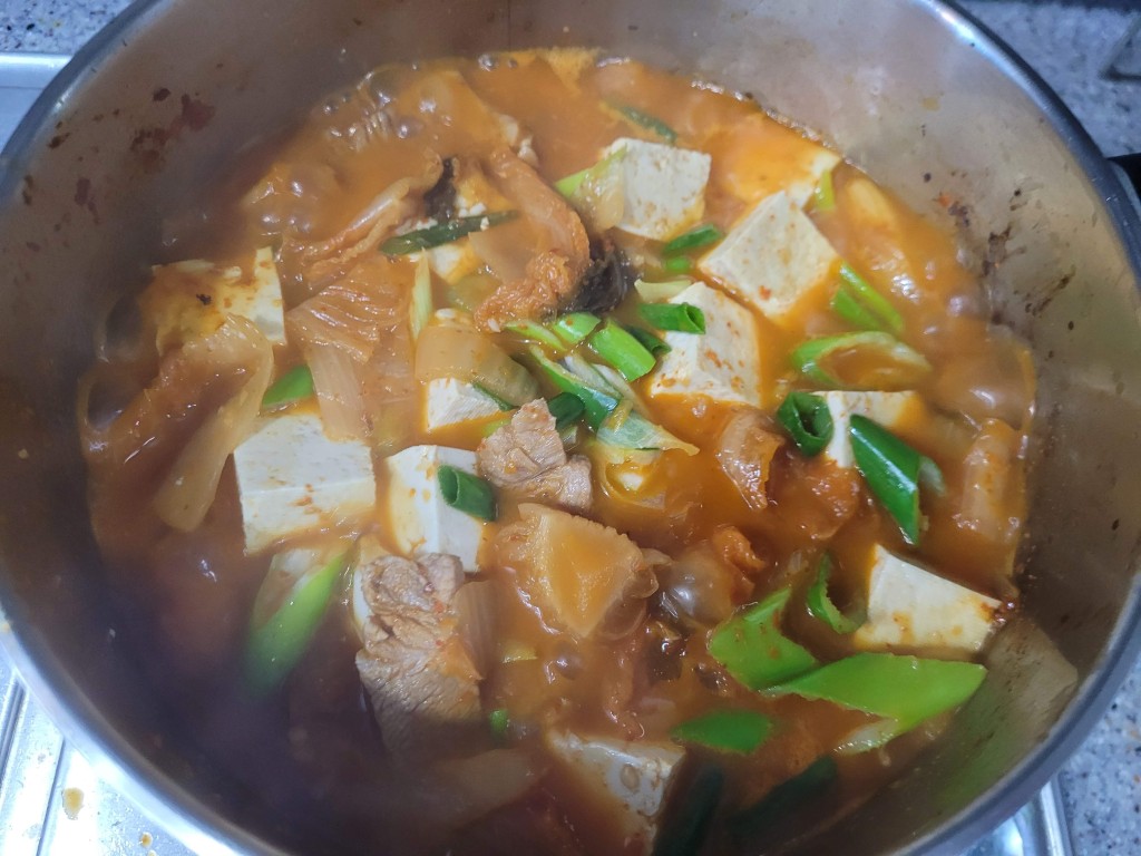 매콤한 김치찌개 끓는 냄비 안 두부, 돼지고기, 대파, 김치