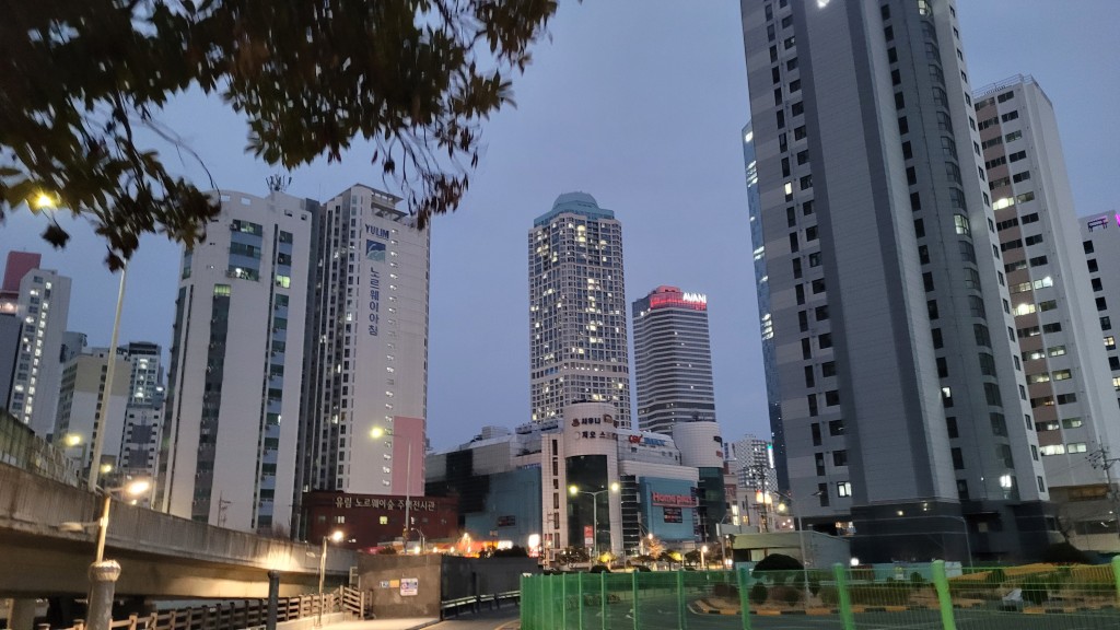 고층 아파트, 상업 건물, 저녁 도시 스카이라인, 밝은 창문 불빛