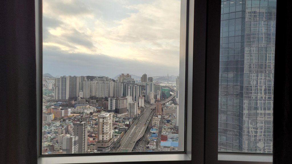 창문 밖 도시 전경, 고층 빌딩, 고가도로, 흐린 하늘