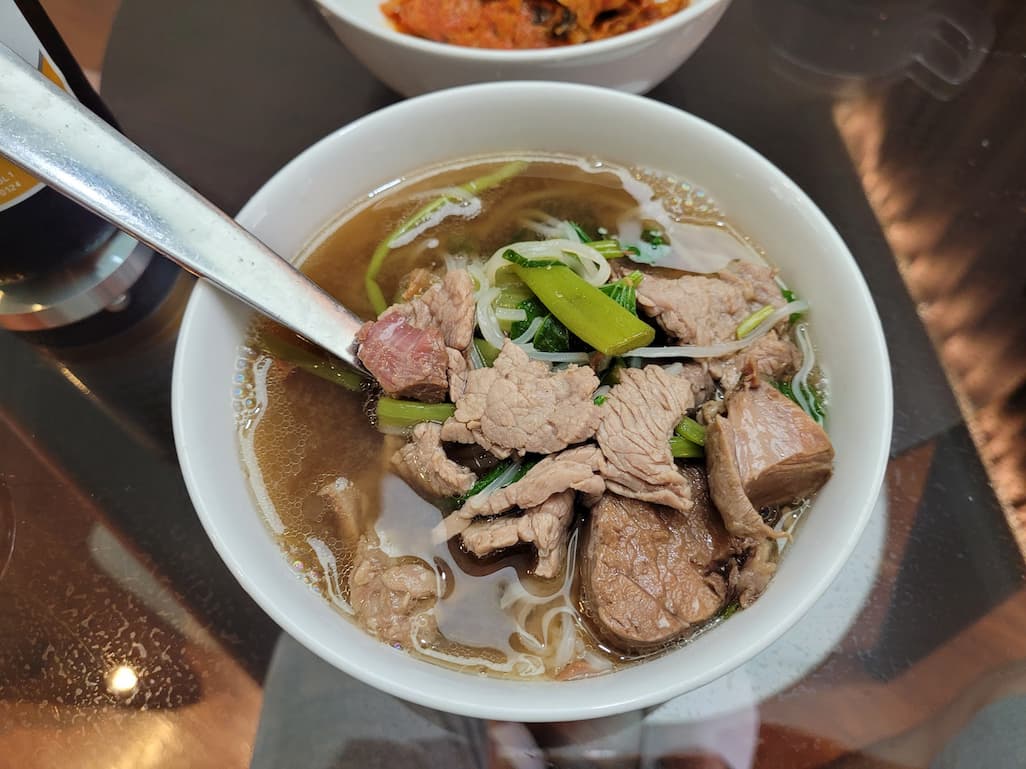 소고기 쌀국수, 얇게 썬 고기, 푸른 채소, 맑은 국물