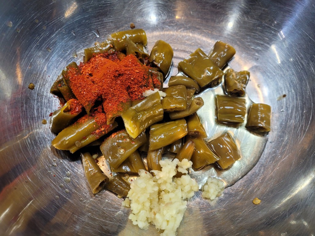 잘게 썬 풋고추, 고춧가루, 다진 마늘, 스테인리스 보울