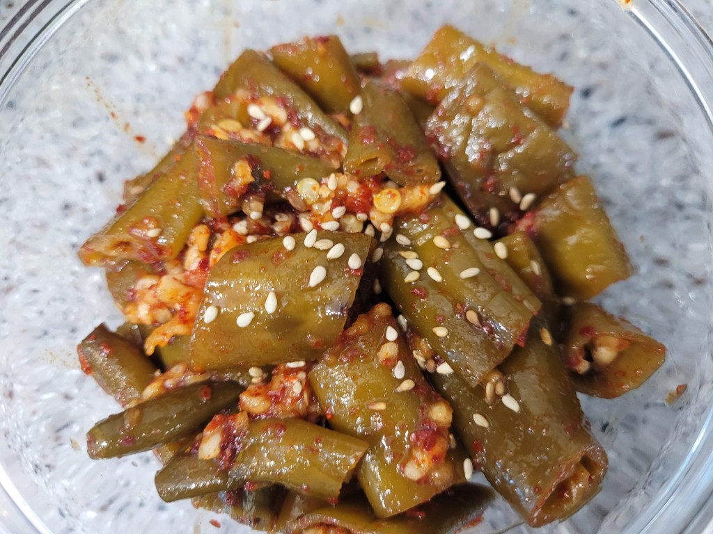 매콤한 양념 고추무침, 마늘, 깨, 투명 용기