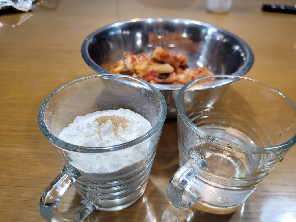 밀가루 담긴 유리컵, 빈 유리컵, 김치 요리 금속 그릇