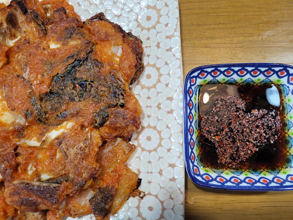 노릇한 부침개, 무늬 접시, 하트 고춧가루 양념 간장