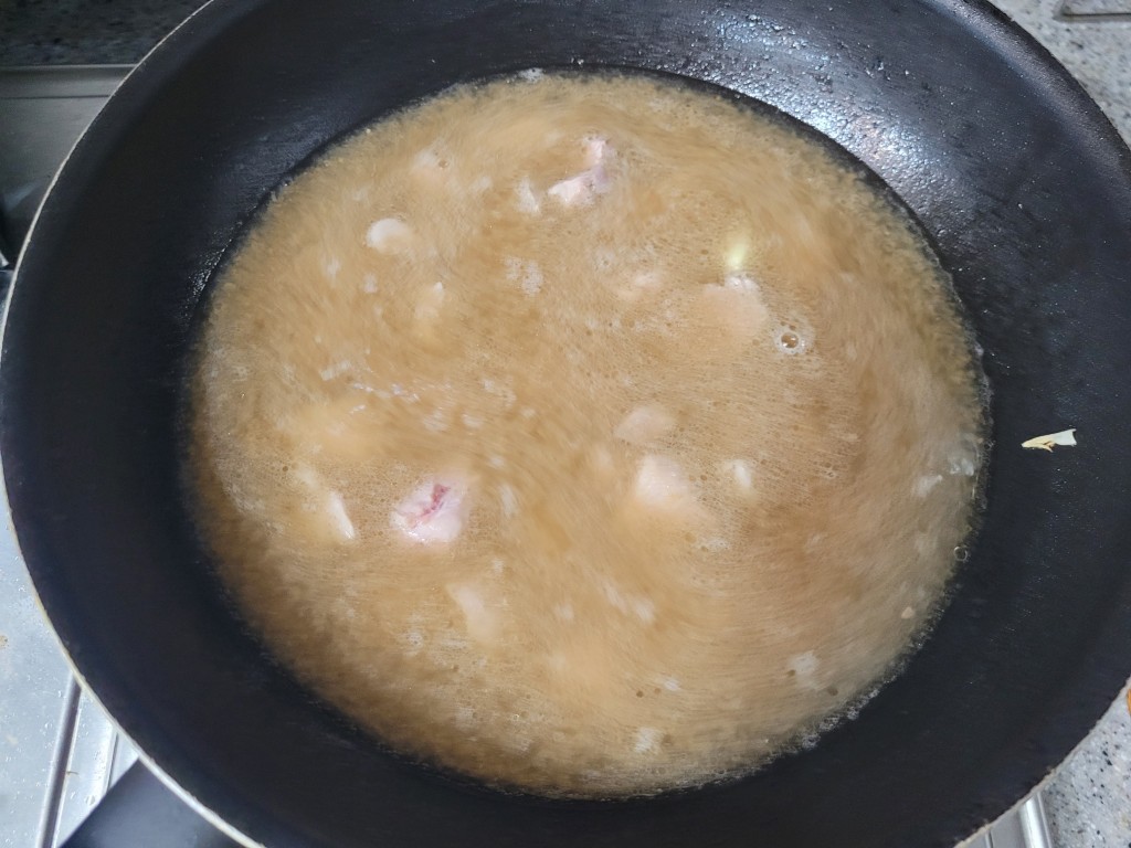 검은 팬 속 끓는 갈색 고기 스튜 조리