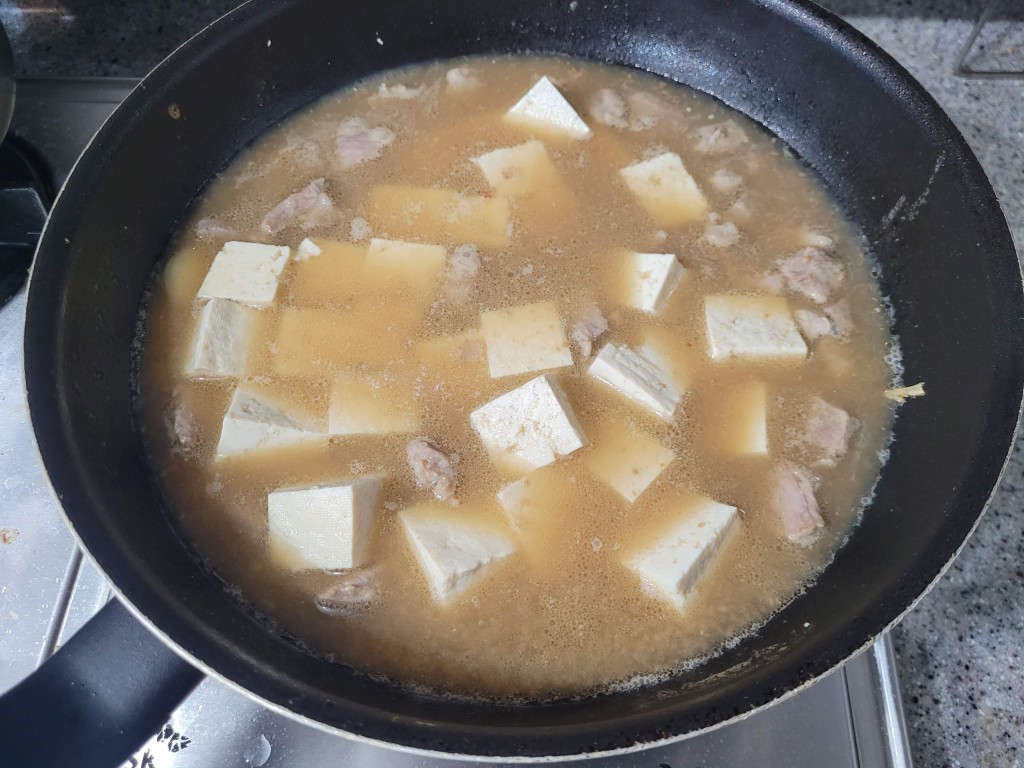 끓는 두부 고기 찌개, 검은 프라이팬 속 요리