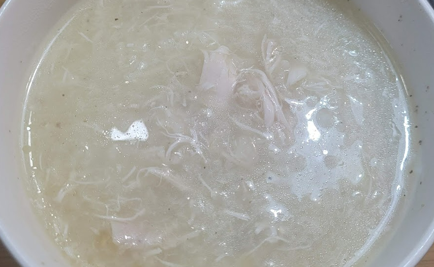 맑은 닭육수, 찢은 닭고기, 부드러운 면, 따뜻한 보양식