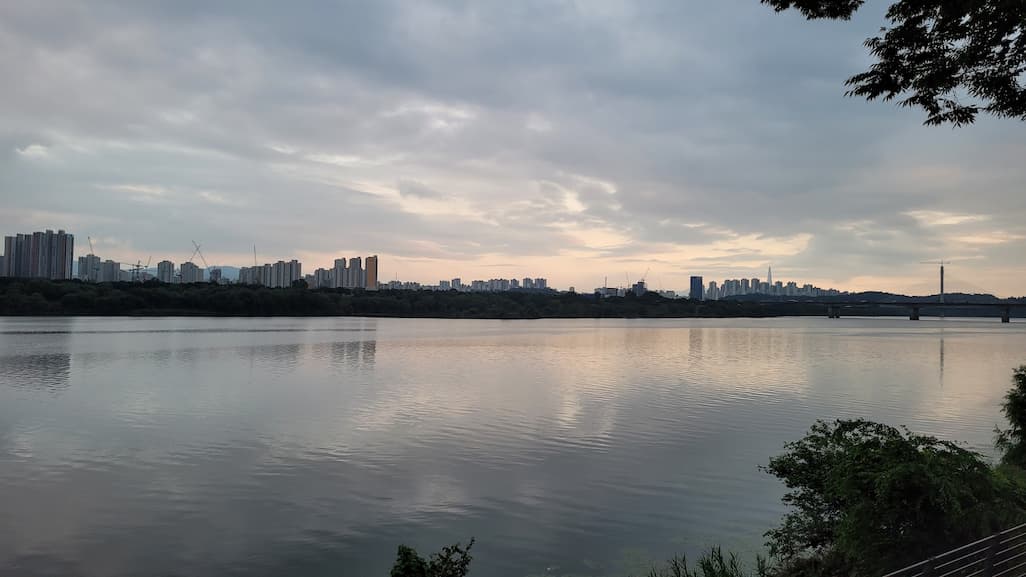 한강, 고층 건물 스카이라인, 롯데월드타워, 다리, 흐린 하늘