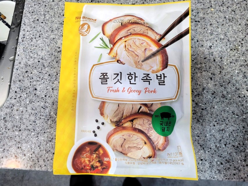 노브랜드 쫄깃한 족발 포장, 슬라이스 족발, 양념 국물