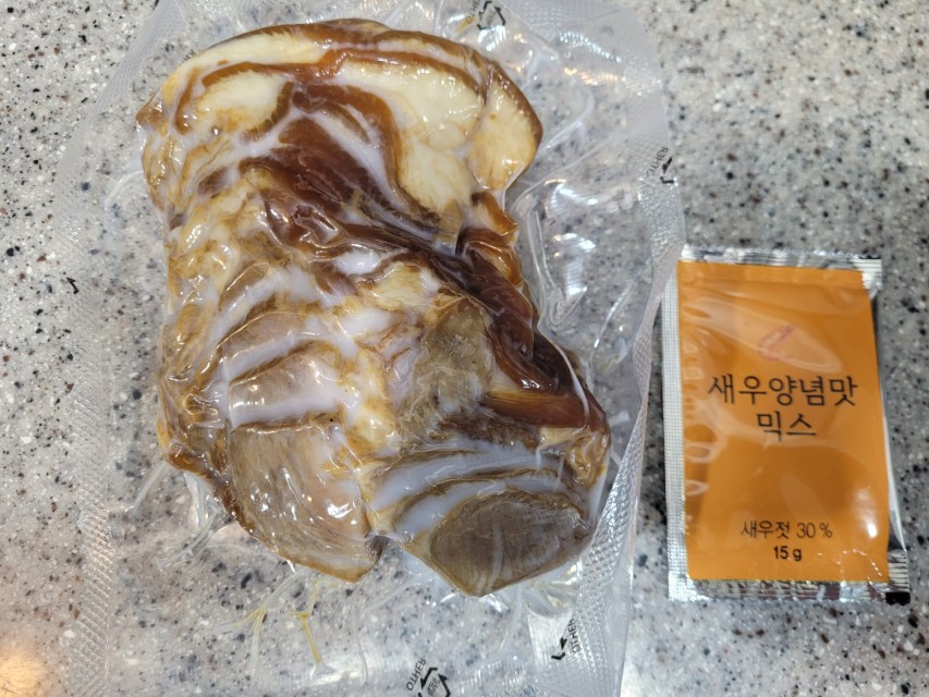 진공 포장된 마블링 돼지고기, 새우 양념 믹스 동봉