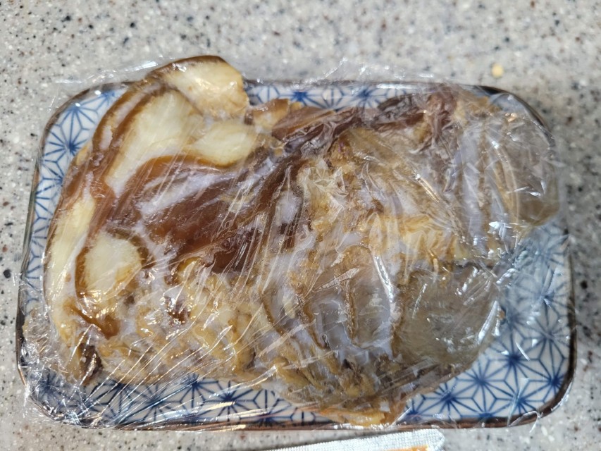 마블링 냉장 고기 조각, 비닐 랩, 파란색 무늬 접시
