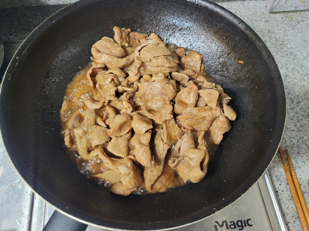 검은 웍, 양념에 끓는 얇게 썬 고기