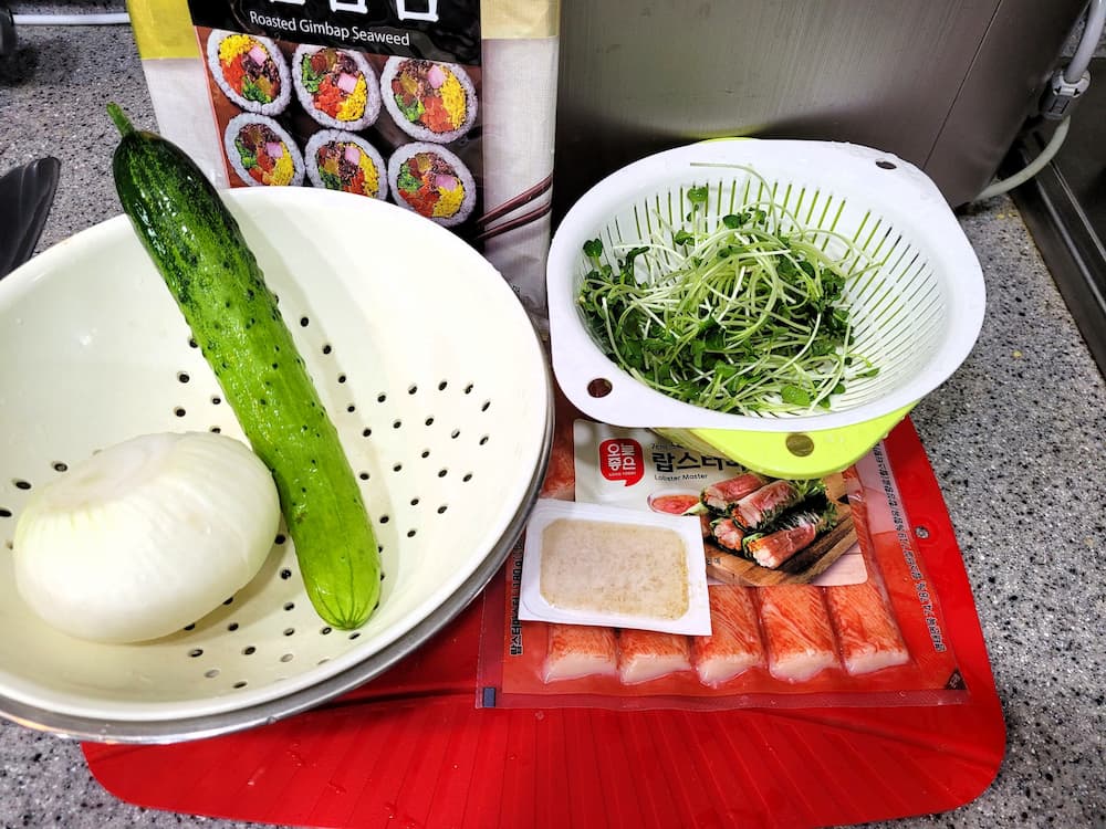 김밥 재료: 오이, 양파, 새싹채소, 맛살, 김