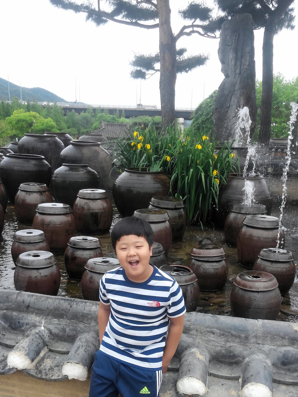 웃는 아이, 장독대 분수, 노란 꽃밭, 푸른 소나무