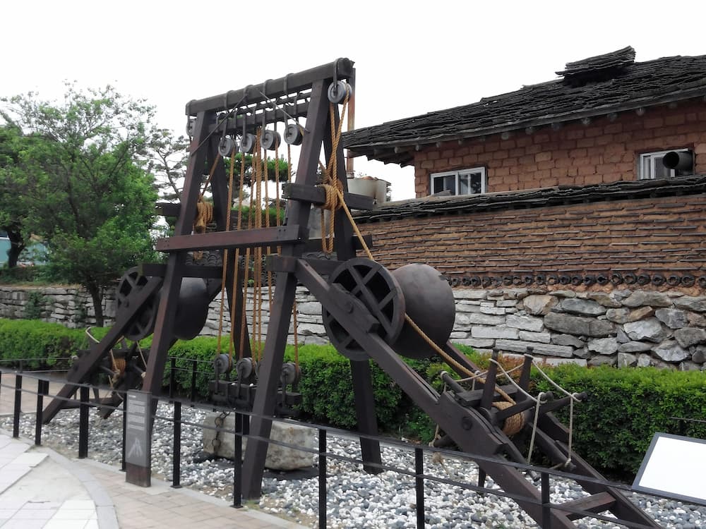 화성 거중기, 거대한 목재 도르래 장치, 전통 건축물