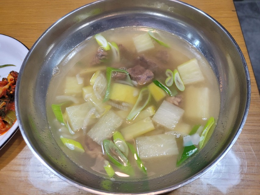 따뜻한 한식 소고기 무국, 큼직한 무와 파.