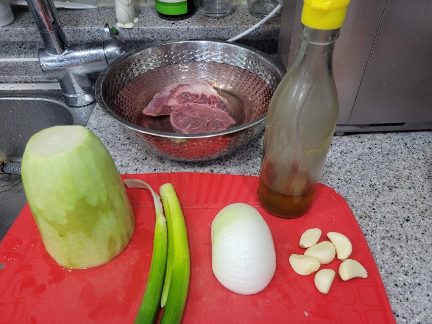 육수용 쇠고기, 무, 대파, 양파, 마늘 준비