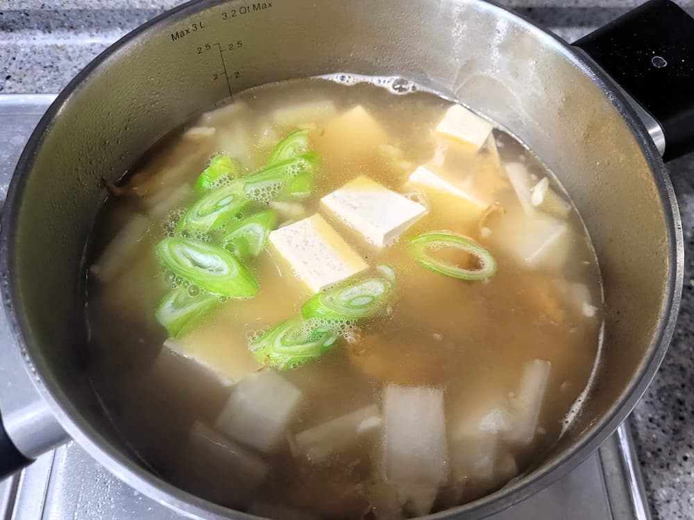 냄비 안 두부, 파, 무 넣고 끓이는 된장찌개