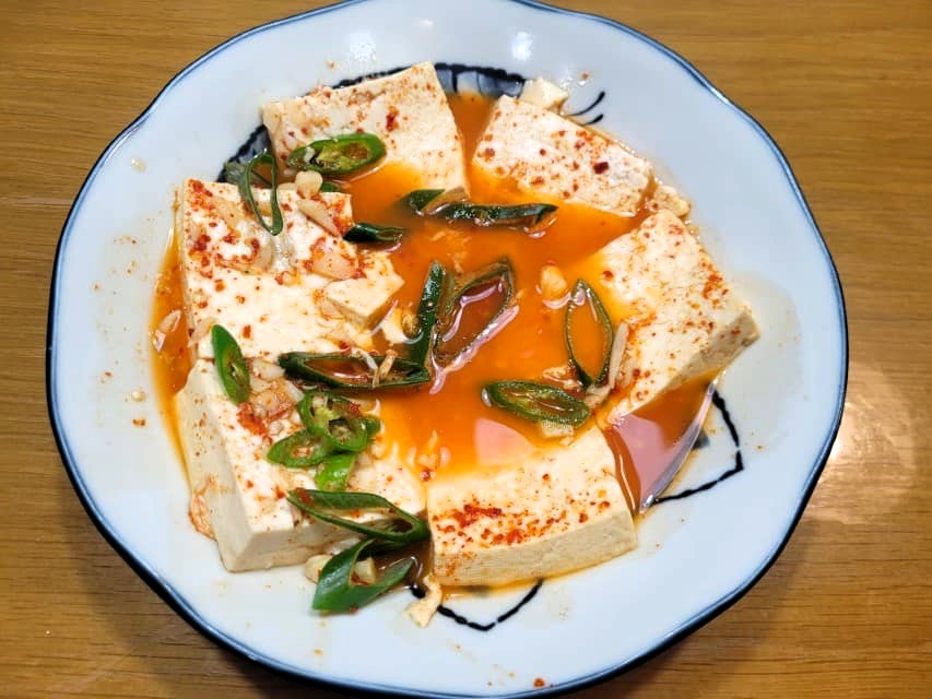 매콤한 빨간 양념 두부 요리, 청양고추 고명, 나무 식탁