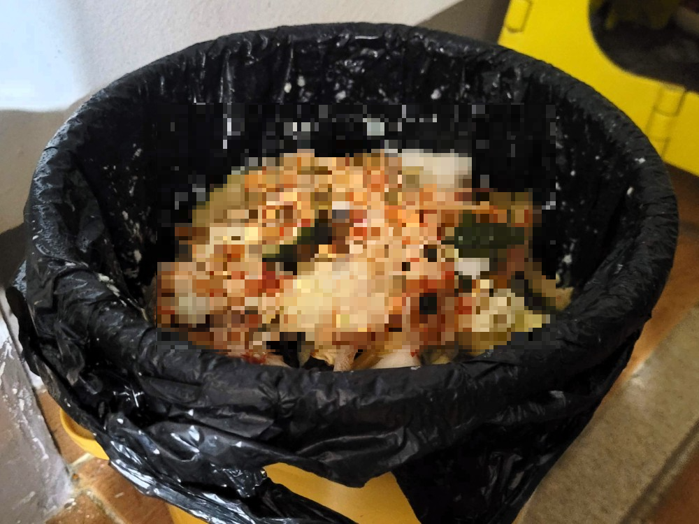 노란 쓰레기통 속 검은 봉투, 픽셀화된 음식물 쓰레기 가득
