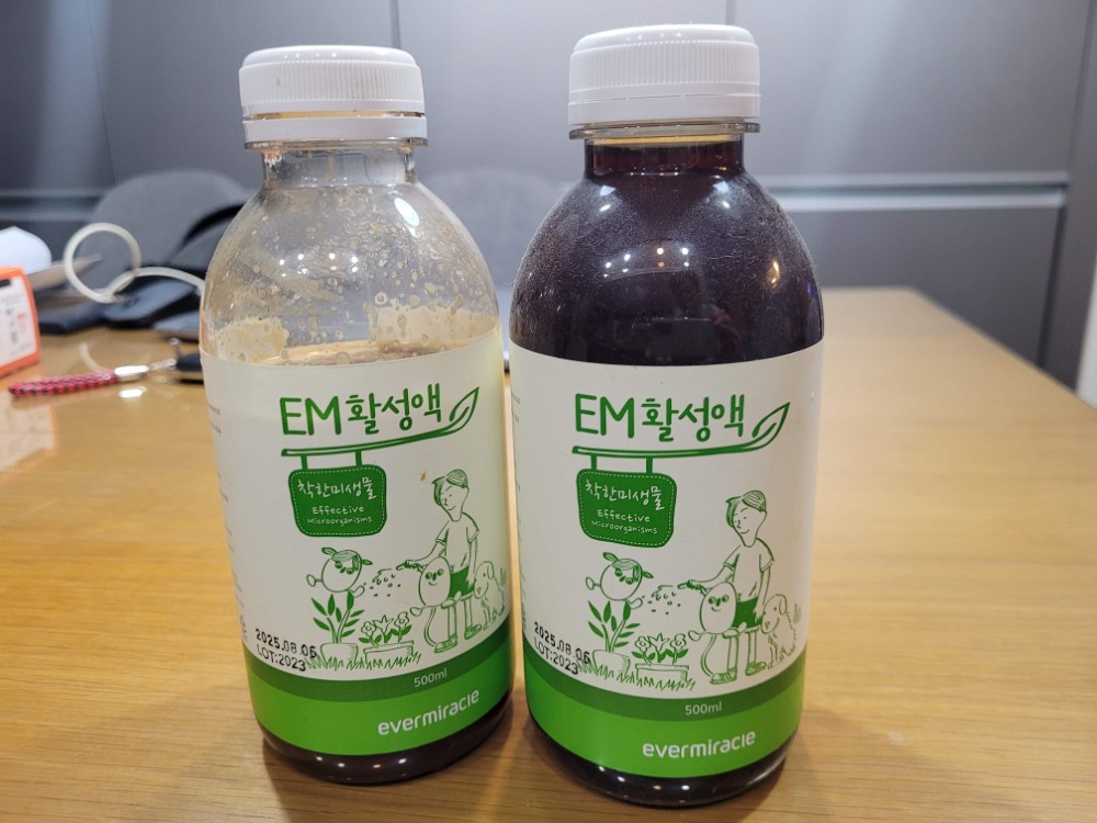 EM 활성액 병 두 개, 착한 미생물 발효액 제품