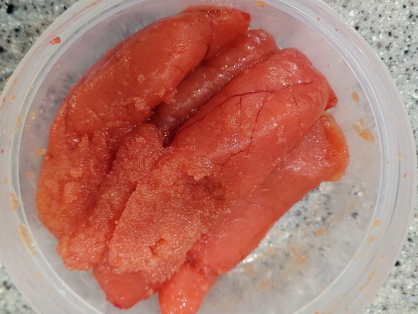 신선한 주황색 양념 명란젓, 투명 용기 속 맛있는 한식