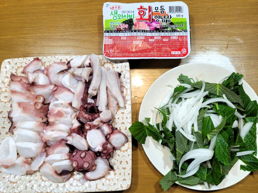 삶은 문어숙회, 신선한 깻잎 양파, 회 모듬 양념장