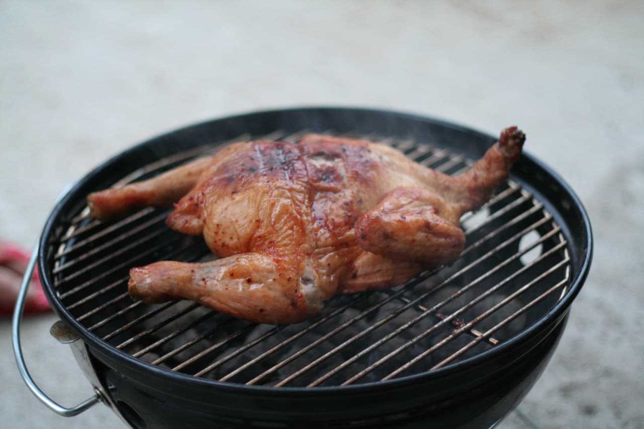 숯불 그릴 위 노릇하게 구운 통닭