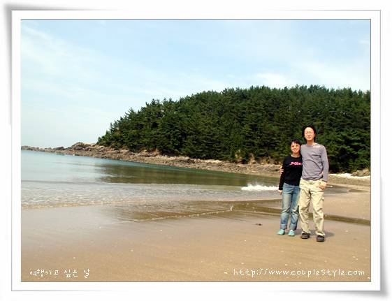 해변 숲 배경 서 있는 커플, 푸른 바다 해안선
