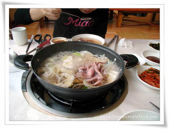 끓는 낙지 전골, 김치, 반찬, 식사 중인 손